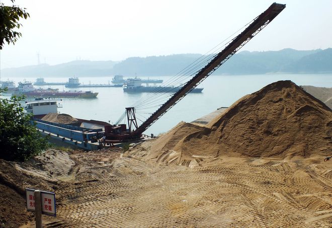 长江隐形采砂船惊呆了!一万吨级的“软黄金”,为什么这么疯狂?